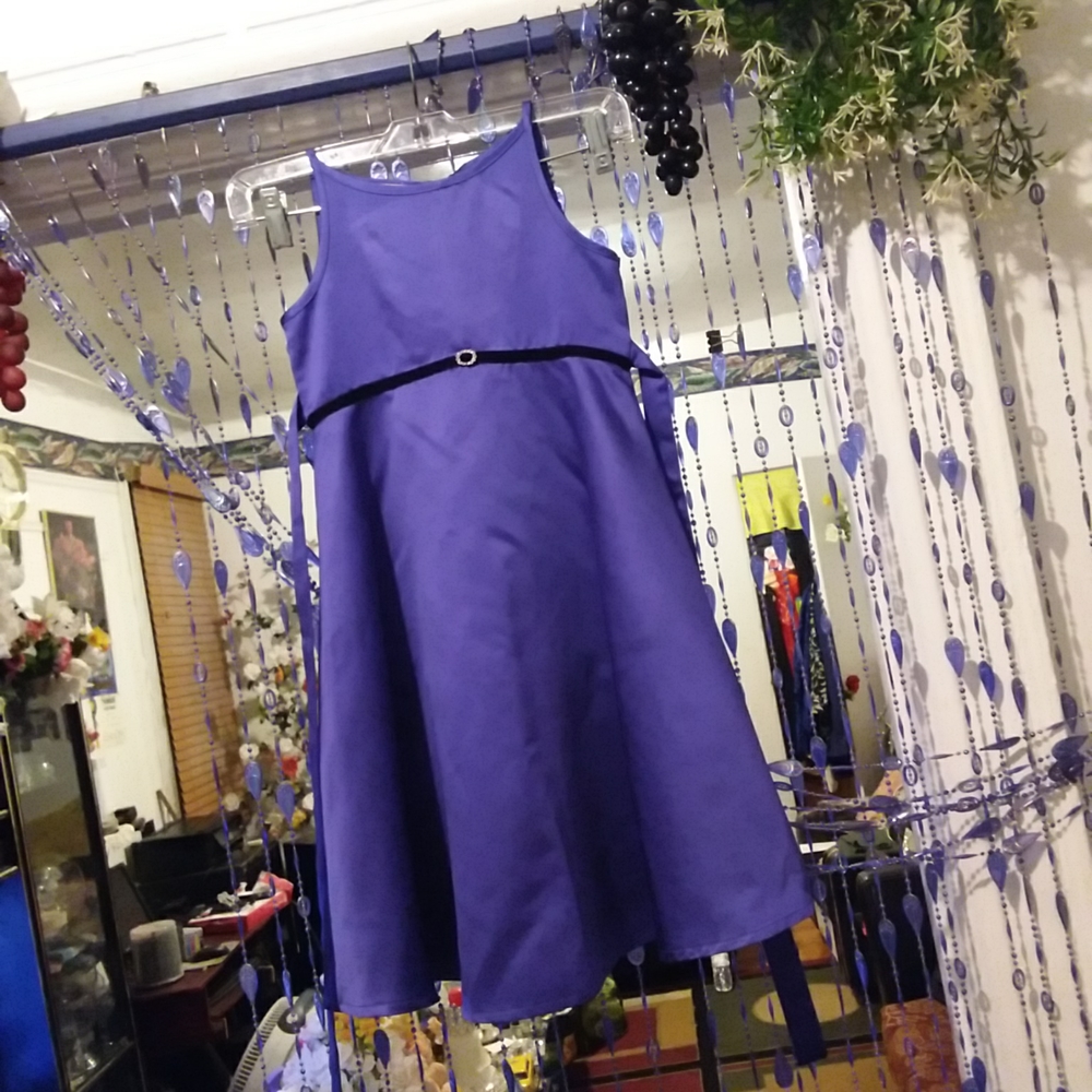 ADORABLE  AMANDA  ROSE SIZE 6 WORN A FEW TIMES